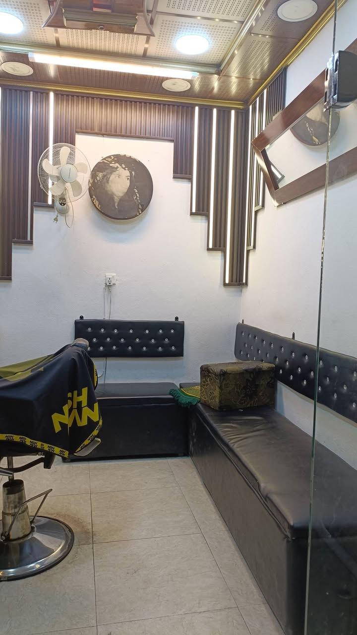 محل حلاقة كامل للبيع حي القادسية الثانيه فرع مرطبات ماشاء الله . للاستفسار 
***********
***********
