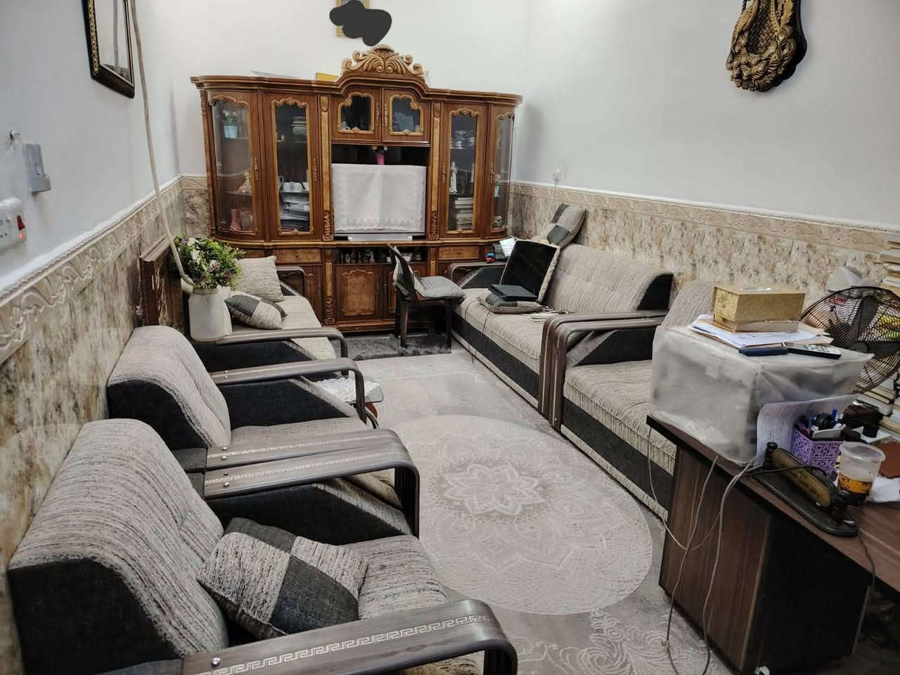 بيت 125 متر طابقين بحي الحكم مكان كلش حلو  ثلاثةً غرف واستقبال ومطبخ وصحيات 
***********
