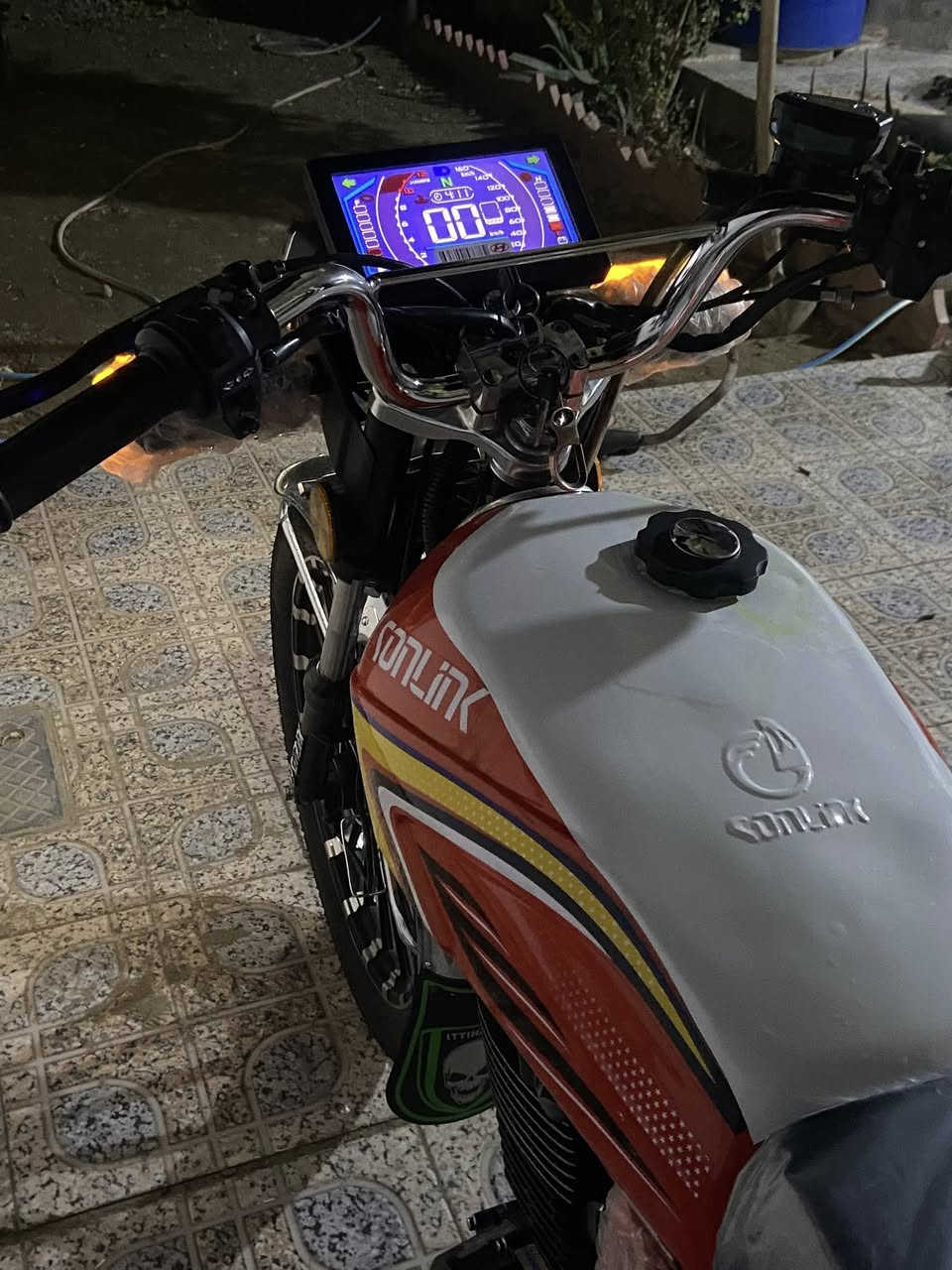 السلام عليكم للبيع سيفان دراجه جديده ضاغطه وزنجيل اي نقص مابيهه كلهه شغاله لايت بكلايت اشاير مكينتهه تخبل دراجه ممتعوبه اوراق كارتونيه محرك 200 ضاغطه وزنجيل مكاني ديالى الخالص هبهب رقمي*********** السعر780 وبيهه مجال حك جيه
