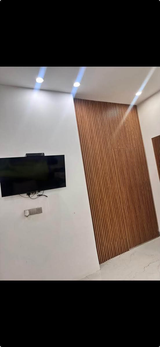 السلام عليكم بيت بل مجمع البيادر على شارع ٤٠ التجاري المساحة ٢٠٠م طابقين حر غير مطلوب المداور ثاني يوم تفاصيل العقار أربع غرف وصالتين ومكتب صغير ومجموعتين صحية للستفسار الاتصال على الرقم *********** أو مراجعة مكتب عقارات الثابت عنوان المكتب السماوة حي الحكم مجاور مجمع الالماني توتل مقابل متنزه النورين اكتب تم حتى يصلك السعر تابع الصفحة سيصلك كل ماهوه جديد  ملاحظة تم بناء هذا العقار حتى إشراف هندسي متخصصين في هذا المجال البيت جداً راقي .
