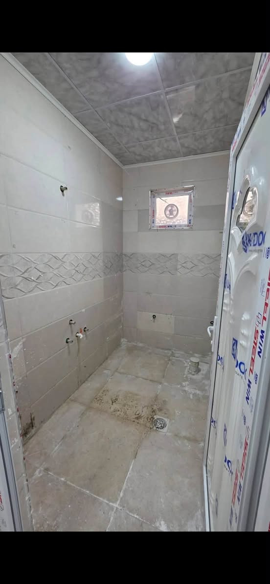 بيوت في حي السماح الثانيه في مقاطعه 24 يتكون كل بيت من غرفتين وصاله ومطبخ والاصحيات \\\يكًوون الايجار سعر طابق الارضي 300والطابق ثاني 250 قفلل 
***********
*********** هذرقم متوفر وتساب فقط
