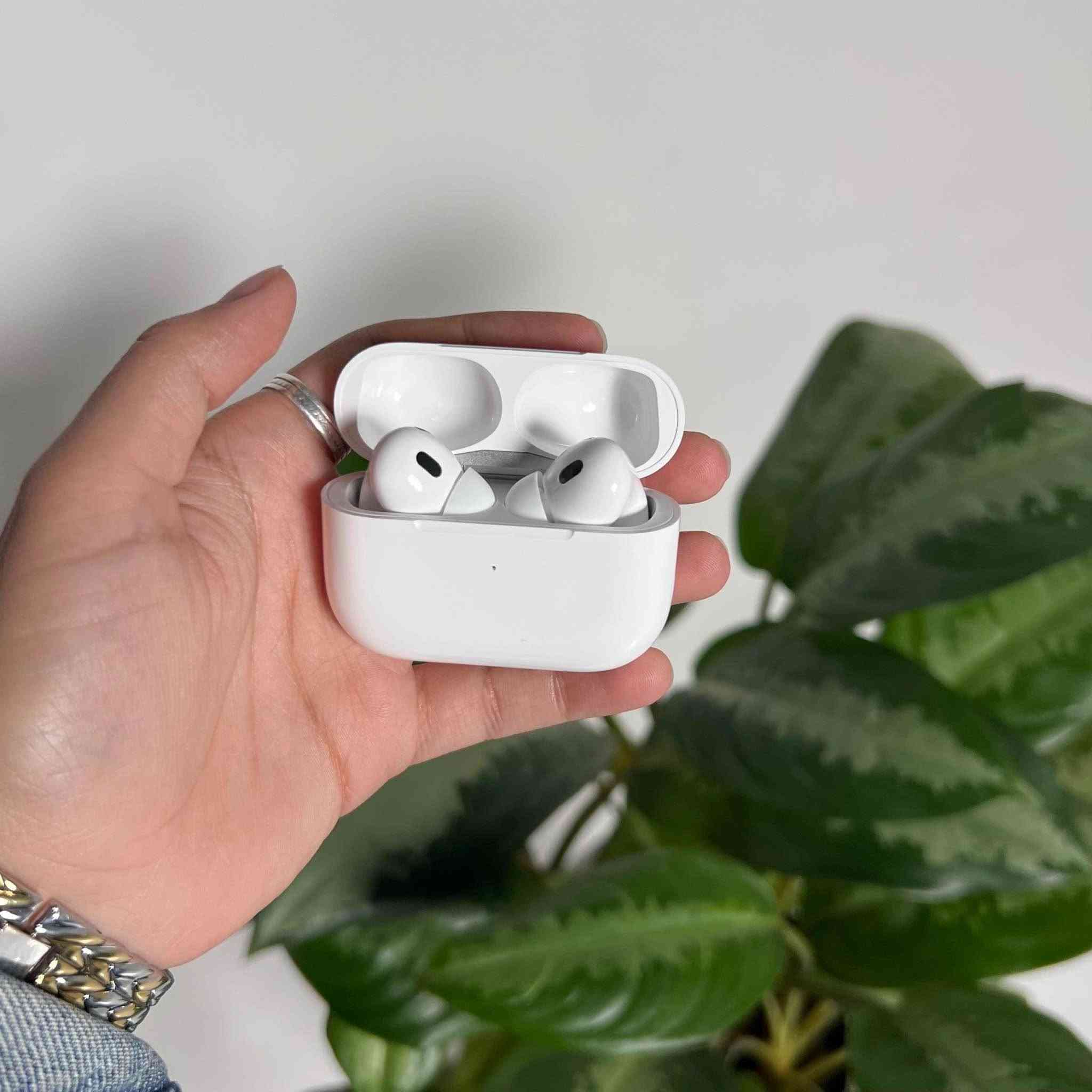 ROCK-450 Smart Wristband + TWS Earbuds – سوار ذكي مع سماعات لاسلكية

سوار ذكي عملي يجمع بين شاشة كبيرة عالية الدقة وسماعات لاسلكية بتصميم TWS داخل نفس العلبة، مناسب للاستخدام اليومي وتتبع النشاطات الأساسية.

• شاشة Ultra Large High Definition لعرض البيانات بوضوح

• يدعم الاتصال عبر Bluetooth (إصدار 5.3 في السماعات)

• قياس عدد الخطوات والسعرات الحرارية والمسافة

• أوضاع رياضية: مشي، جري، ونط الحبل

• استقبال إشعارات المكالمات والرسائل

• سماعات لاسلكية تدعم اللمس للتحكم بالمكالمات والموسيقى

• إمكانية استخدام السماعات بشكل منفصل أو معًا (TWS)

الساعة الذكية:
• نظام التشغيل المدعوم: Android 5.0 فأعلى / iOS 9.0 فأعلى
• البلوتوث: Bluetooth 4.0
• نوع البطارية: Lithium Polymer
• نطاق درجة الحرارة التشغيلية: ‎-10°C إلى 50°C
• الحساسات: مستشعر تسارع إلكتروني

السماعات اللاسلكية:
• إصدار البلوتوث: 5.3 + EDR (استهلاك منخفض للطاقة)
• تردد البلوتوث: 2.4GHz
• مدى الاتصال: 15–25 متر
• سعة بطارية علبة الشحن: 300mAh
• سعة بطارية السماعة: 30mAh لكل سماعة
• وقت تشغيل الموسيقى: 2–3 ساعات
• وقت المكالمات: حوالي 4 ساعات
• زمن الشحن: حوالي 1 ساعة
• جهد الشحن: 5V

محتويات العلبة:
• ساعة ذكية ROCK-450
• 4 سوارات
• زوج سماعات لاسلكية TWS
• علبة شحن للسماعات
• كابل شحن
• دليل استخدام بغداد, العراق


**إذا كنت صاحب هذا الإعلان وتريد حذفه لأي سبب، رجاءا أرسل رسالة إلى الدعم الفني**