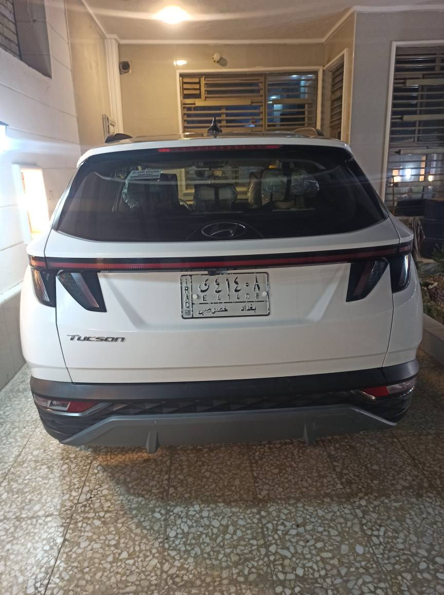 توسان للبيع موديل 24
ماشيه 20 الف سياره مواصفاته معروفه 
السيارة بيدي مطلعه وبسمي رقم بغداد 
سياره بيه بارده كد شبر بالباب الخلف سايق 
وبيه رصعه بالجاملغ خلفي عكس السايق 
مكاني كربلاء 
كنطره السلام 
السعر 228  وبيه مجال
*********** كربلاء, العراق
