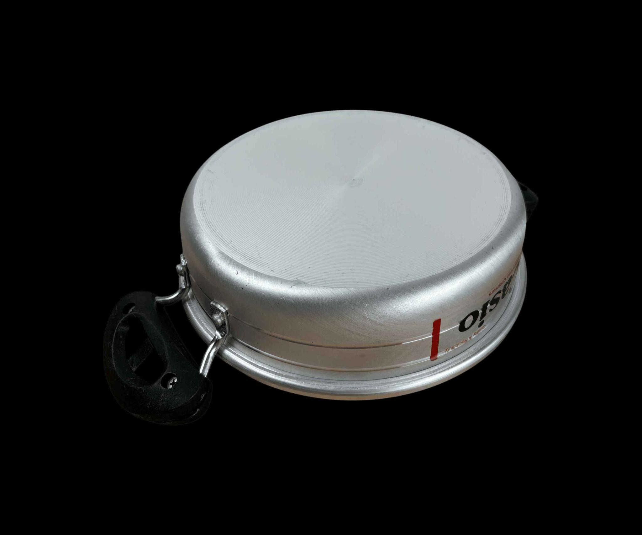 سيت مقلاة ألمنيوم كاسيو 3 قطع – مقاسات متعددة

الاستخدامات

قلي اللحوم والدجاج والسمك

تحضير البيض والمقليات السريعة

طبخ الخضار والصلصات

إعداد اليخنات والوجبات اليومية

مناسب للاستخدام المنزلي والمطابخ الصغيرة

المميزات

مصنوع من ألمنيوم متين عالي الجودة

توزيع حراري متساوٍ لنتائج طبخ مثالية

تصميم عميق مناسب للقلي والطهي

مقابض جانبية سوداء مقاومة للحرارة

خفيف الوزن وسهل الحمل

سهل التنظيف

قاعدة سفلية متينة لتعزيز الثبات على الغاز

المقاسات:

- الكبيرة: قطر 30 سم – ارتفاع 7 سم
- الوسط: قطر 25 سم – ارتفاع 6 سم
- الصغيرة: قطر 21 سم – ارتفاع 6 سم

محتويات الصندوق

طاوة كبيرة 30 سم

طاوة وسط 25 سم

طاوة صغيرة 21 سم

الملاحظات

مناسبة للاستخدام على مواقد الغاز

يُفضل عدم استخدام أدوات معدنية حادة للحفاظ على السطح

يُنصح بغسلها وتجفيفها بعد الاستخدام للحفاظ على عمر أطول

توصيل بغداد مجاني والمحافظات 5الاف🔥 بغداد, العراق


**إذا كنت صاحب هذا الإعلان وتريد حذفه لأي سبب، رجاءا أرسل رسالة إلى الدعم الفني**