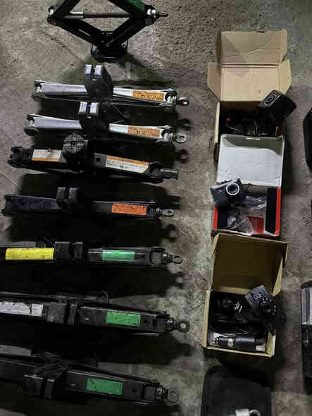 سلام هليكم 
منفاخ ياباني اصلي اخر ٣ قطع ٢٥ الف الواحد 
جك كبير ١٥ 
جك وصط ١٣ 
جك سيارات الصالون ١٠ 
كامره داش كام اصليه ٣٥ 
ويل سبانه ٥ 
مكاني بغداد مشتل يوجد توصيل 🚚🚚🚚
ملاحضه متواجد من الساعه ٥ العصر الى ١٢ بليل بلبيت مو محل 
وغراضي كله اصليه ول فحص ماعدي تجاري 
*********** بارق
