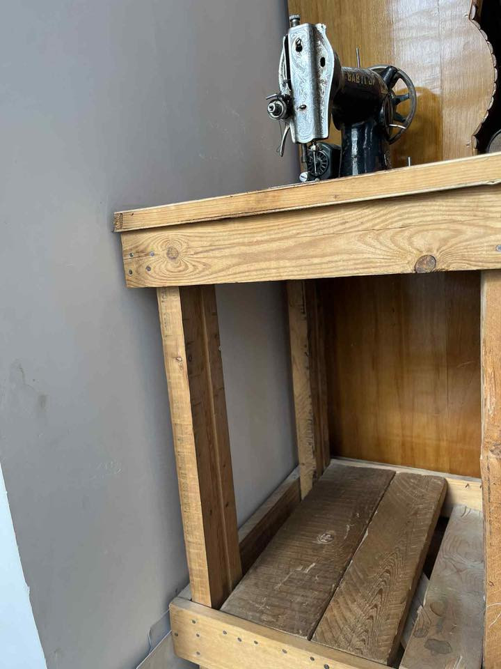 مكينة خياطة قديمة الاصلية شغالة 100‎%‎ مع ميزها سعرها 60 وبيها مجال مكاني الحله ***********
