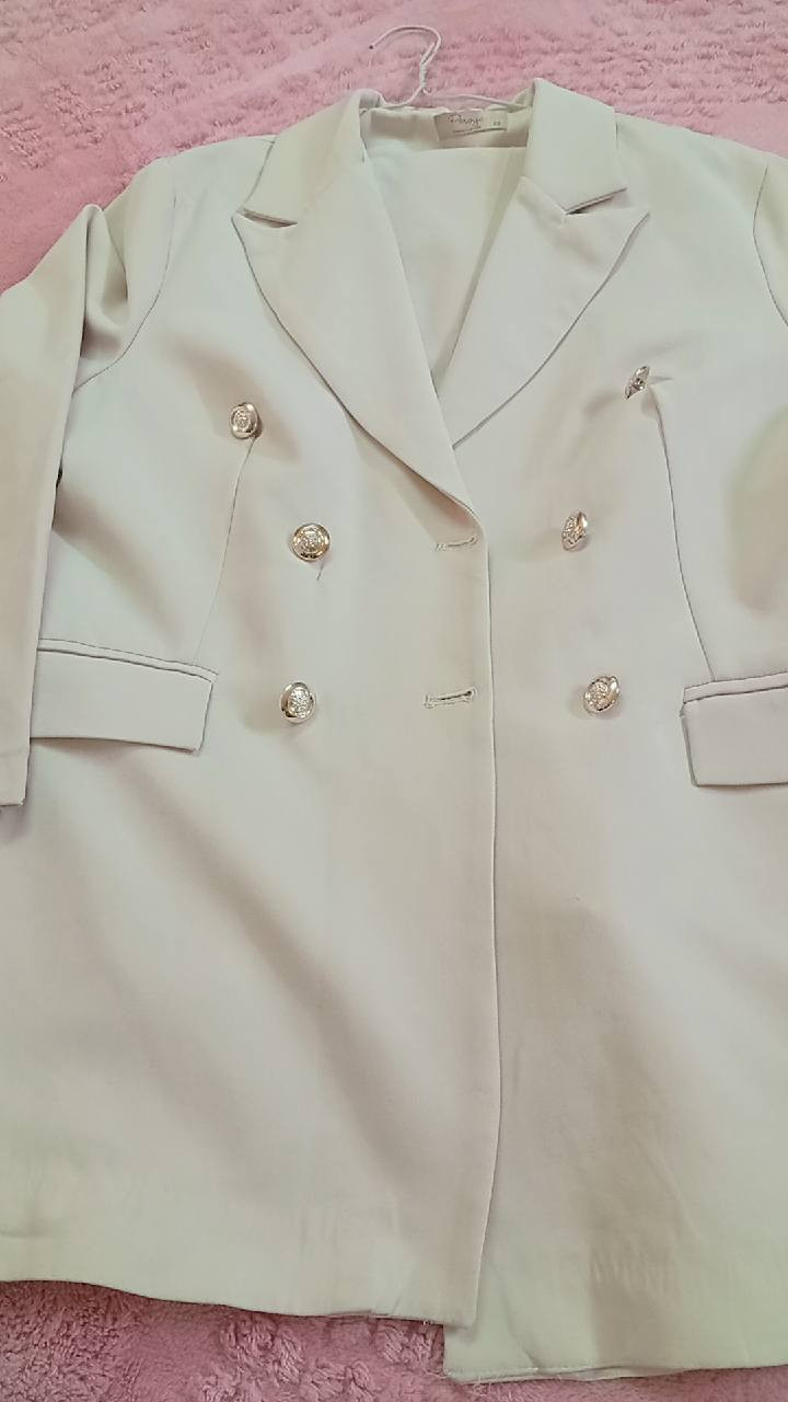 السلام عليكم بنات قاط رسمي للبيع داخل بسمايه لونه اوف وايت يجنن امانه الله ورسوله نظيف وخامه حلوه ملبوس مرتين والله قياس 48 ويلبس قياس 46 هم السعر 25 الي يحب يشتري يدخل على الخاص


**إذا كنت صاحب هذا الإعلان وتريد حذفه لأي سبب، رجاءا أرسل رسالة إلى الدعم الفني**