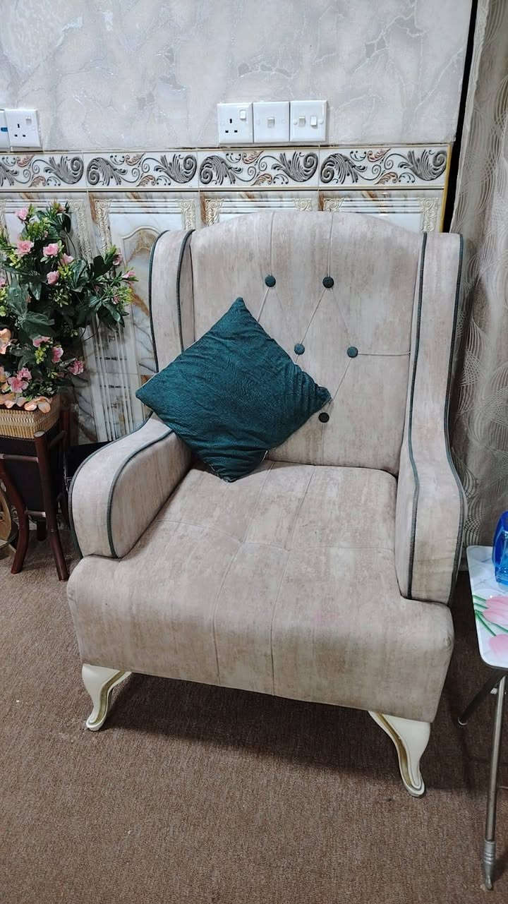 تخم شغل عراقي
10مقعد نضيف اخو جديد
سعره250وبي مجال 
للاستفسار تصل على رقم***********
