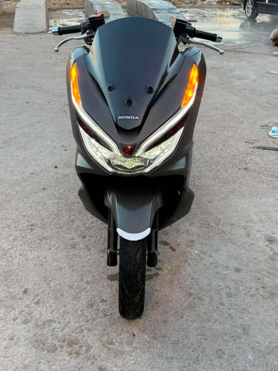 Honda PCX
🎨 اللون: رصاصي مطفي 
⚙️ ناقل الحركة: أوتوماتيك (CVT)
💡 الإنارة: LED أمامية وخلفية
🛞 فرامل: دسك أمامي
⛽ حقن إلكتروني (PGM-FI) ويوفر بالبنزين.  

* شكل رياضي وأنيق.
* محرك هادئ واقتصادي.
* الإطارات بحالة جيدة.
* الهيكل نظيف وواضح من الصور.

💰 السعر: (17 ورقة وبيه مجال)
📍 الموقع: (ديالى المقدادية)
📞 للتواصل: ‭***********‬
