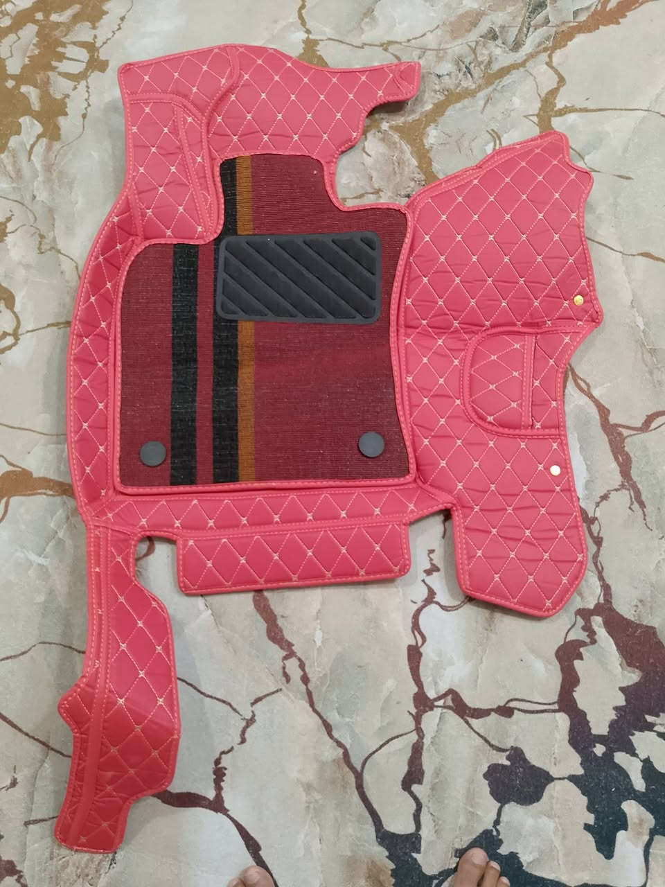 سلام عليكم اخوان لمهتم كاعيات مال سياره كامري مستورده من الصين زوجين كل زوج شكل وثنينهن دازيهن نفس لون اريد ابيع زوج منهن حلوات وجلدهن قابل الغسل لعنوان كربلاء طويريج تواصل ع ***********
