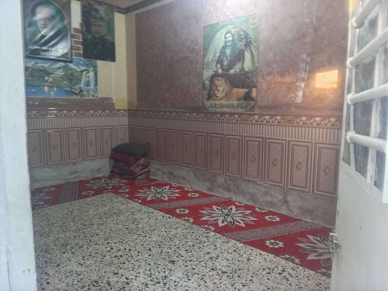 بيت ب حي طارق  طبقين بي 3 غرف طابق الرضي كامل الفوك بي بس نقص كاشي  مساحه 100 متر  شارع الوسط يم حسينية ابي صالح، *********** الاستفسار
