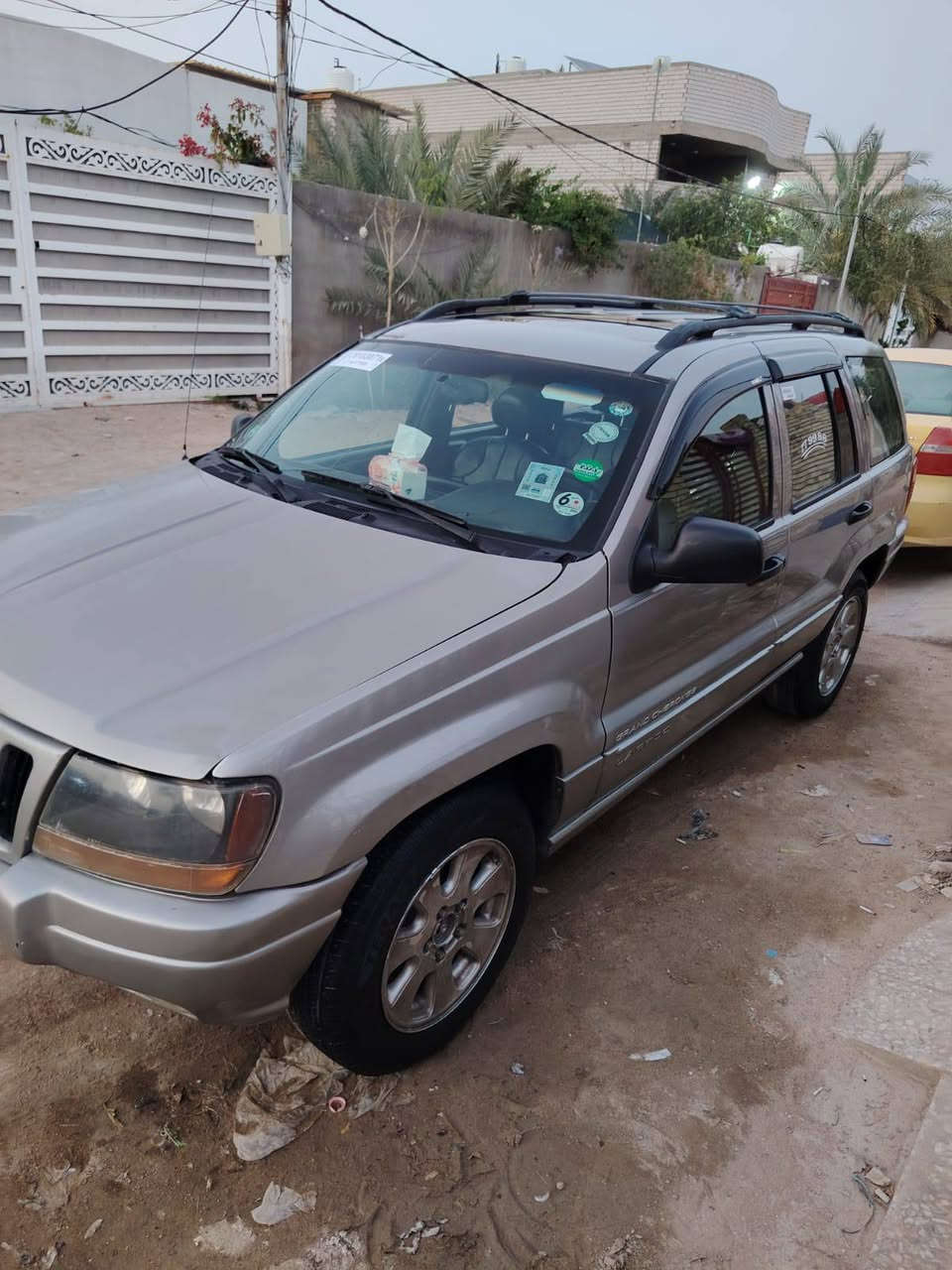 السلام عليكم
جيب شيروكي موديل 2001 فول مواصفات 
فتحه 
كشنات جلد كهرباء
 تحكم ستيرن 
شاشه كامره خلفيه 
مكينه بيها مال حاويه ماصارلها شهرين شادلها 6 سلندر بلادي كير خير من الله
تبريد شغال وثلج الحمدلله 
تخم تاير جديد
كهربائيات شغاله باتري جديد سياره جاهزه وكلها شركه بدون اي تحوير رقم اربيل تحويل ثاني يوم 
السعر 85 وبيها مجال
 السياره عليها غرامات 18 ورقه ينزل من سعرها ابيعك 67 صافي 
مكان السياره نجف للأستفسار اكثر
***********
