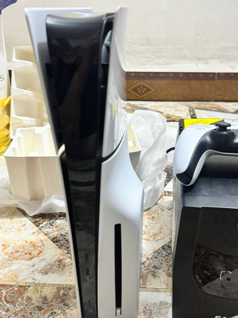 ps5
بلي فايف سلم فول نظافه مثل ما تشوف عينك كارتونه موجود وياه

ضمان من التصليح 

ما طاب مصلح شرط 

واستخدام قليل 

وياه UBS فاربر 1500 ماخذه 95 الف جديد مستعمله قليل 

المكان الناصريه مركز

السعر 700 وبيه مجال قليل

***********
