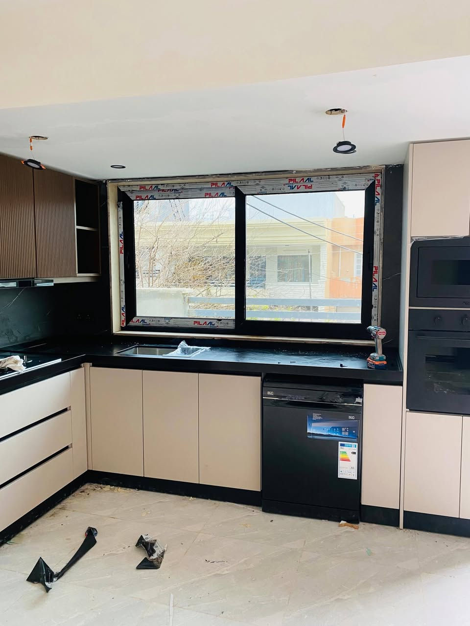 تم الإنجاز دار في حي السكر
شبابيك سلايت المنيوم ٤ خط تركي المنشأ
وشبابيك PVC اسود تركي المنشأ
وابواب PVC تركي
***********
***********
