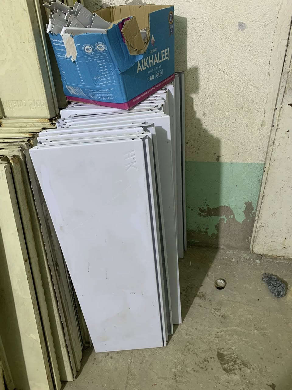 للبيع رفوف تجهيز محلات الاتصال *********** وتساب العماره حي الحسين الجديد مقابيل السوك الاخضر شارع ابو شاكر
