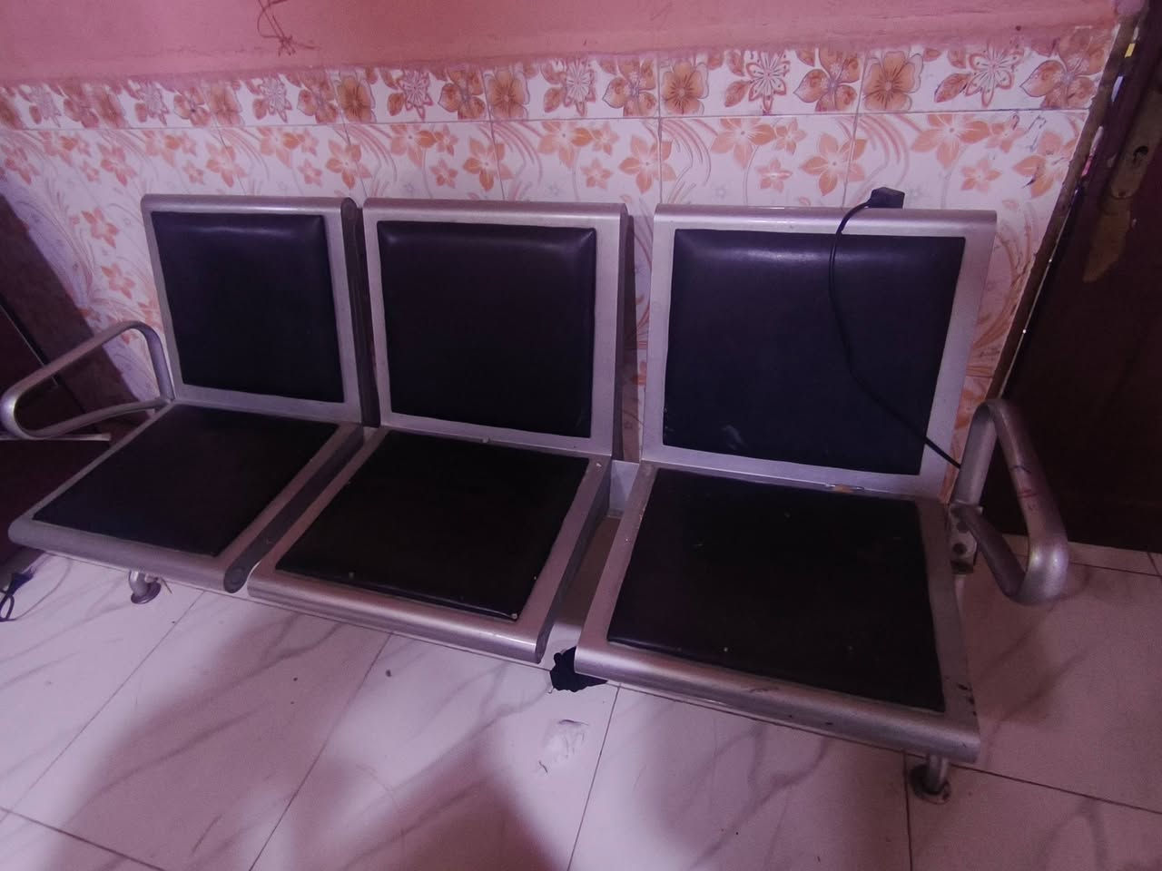 سلام عليكم كراسي  انضاف لبيع سعر 100 /***********
