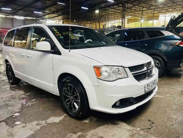 السلام عليكم دوج كرفان  للبيع ٢٠١٨ بدون ارباك بدون دواخل ابواب عاديه *********** السعر ١٦٨ وبي مجال بسيط
