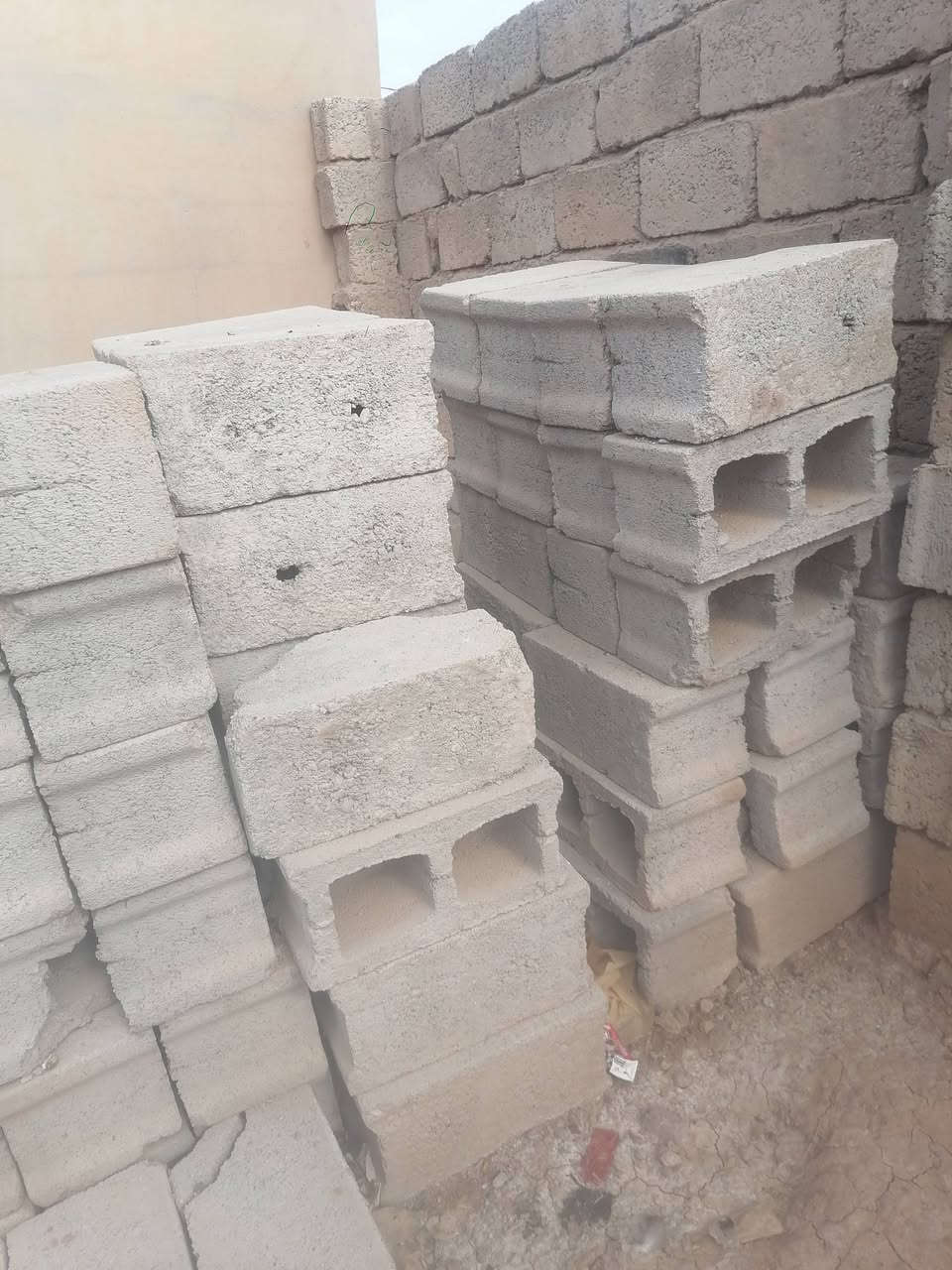 السلام عليكم بلوك للبيع مايقارب 300بلوكه و50(***********
