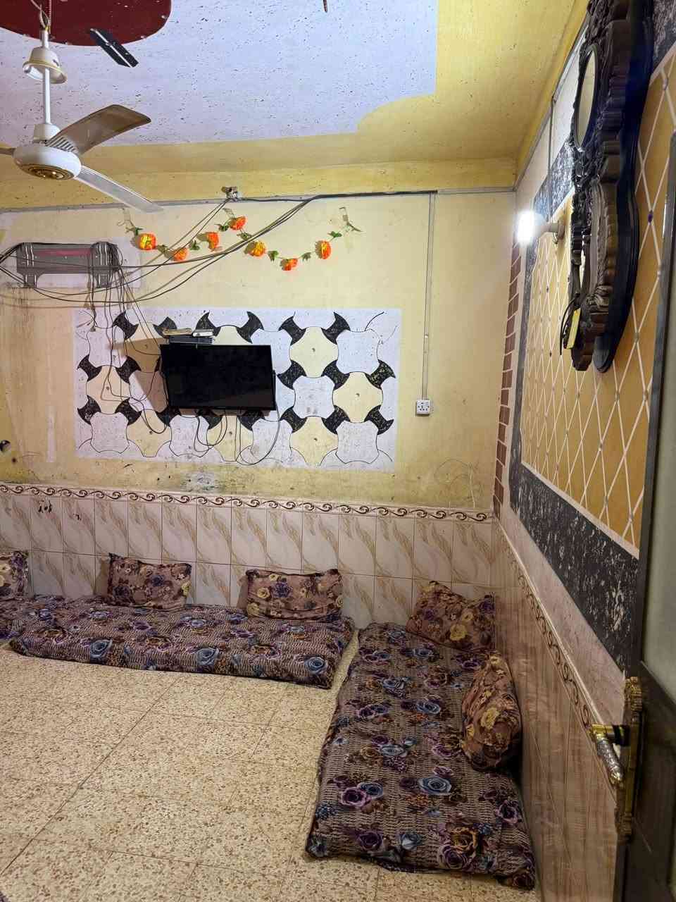 السلام عليكم 
بيت تجاوز الجبل قرب بيت عامر كدر 
شارع عريض لين عدل 
مساحه 130 طابقين بناء حجر وسمنت 
سعر كلش مناسب متوازي ع بيع من الأخير سعره 39 
الاتصال ***********
اخوان الي مو شراي لا يتصل وتعال وشوف بعينك إذا اكو هيج سعر بل منطقه والله يبارك لليريده
