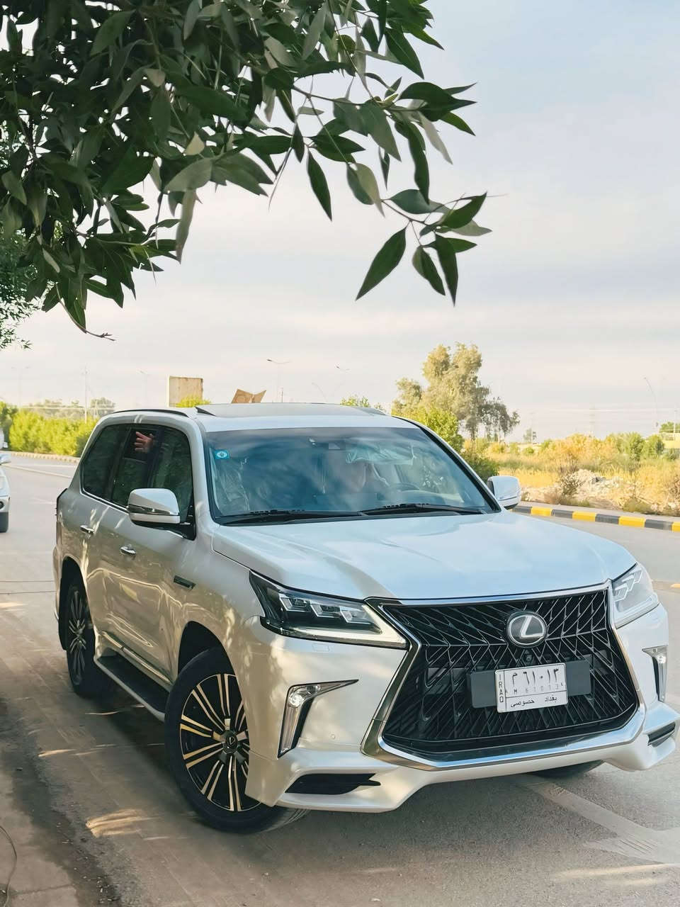 سلام عليكم
لكزز 2020بريم اصل 
رقم بغداد 
ماشيه 96الف 
8سلندر 5700
شاشات خليفه 
كشنات كهربائيه
حساسات خلفي وأمامي 
تحديد مسار ردار امامي 
السياره مكفوله ماعدا بارد بل باب خلفي بدون صبغ 
السعر 850وبيه مجال 
كوت /***********
