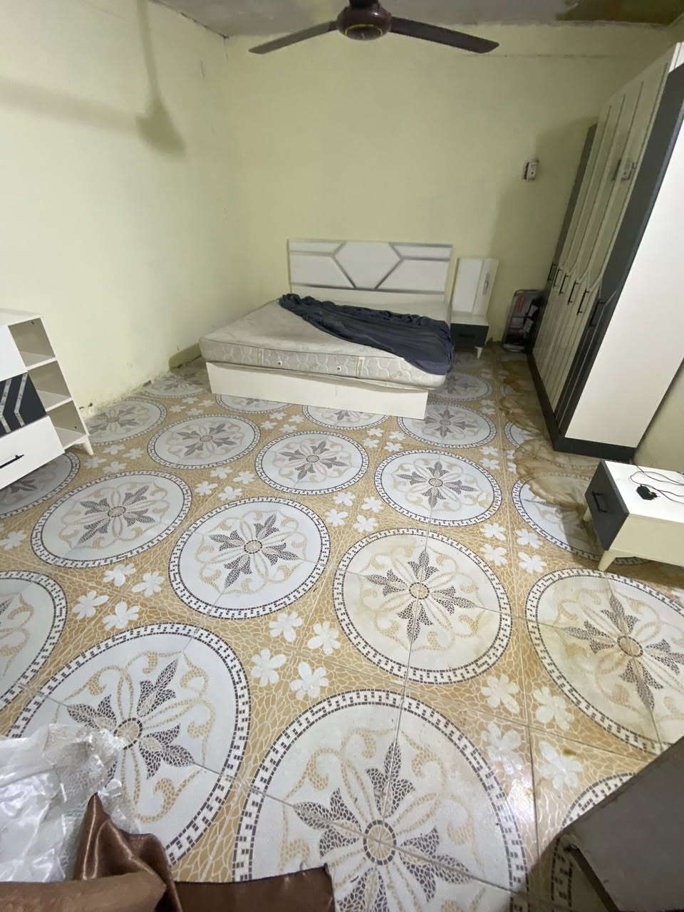 مكلف بلنشر بيت حواسم للبيع بسعر٨مليون بنواب ضباط يتكون من غرفتين وهول ومطبخ وحوش صغير وكيزر وتانكي ماء بيت كامل
***********
