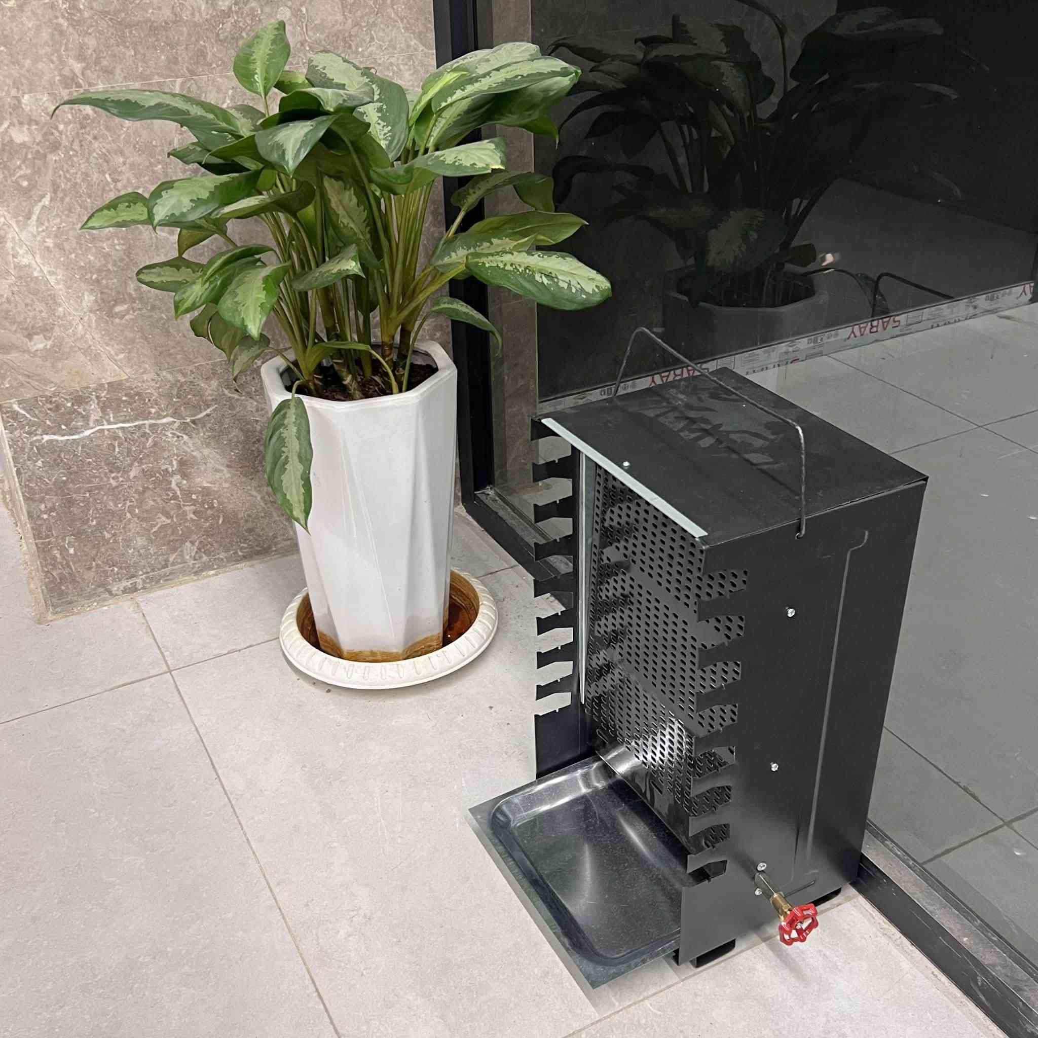 كباب‌پز غازي نوبل – Noble Barbecue Oven

كباب‌پز غازي عملي من نوبل مخصص لشواء الكباب بطريقة عمودية، مناسب للاستخدام المنزلي والخارجي.

• يعمل بالغاز ومصمم لشواء الكباب بشكل عمودي

• قابل للاستخدام مع الغاز المنزلي (الغاز الحضري) وأسطوانة الغاز

• تصميم قابل للنقل والتركيب في أماكن مختلفة

• مزود بمكان مخصص لتثبيت السيخ بشكل منظم

• يحتوي على صينية سفلية أسفل الشواية لتجميع السوائل

• مزود بمفتاح للتحكم بزيادة وتقليل شدة اللهب

• نوع التشغيل: غاز
• نوع الغاز المدعوم: غاز منزلي (شهري) + أسطوانة
• طريقة الشواء: عمودية
• التحكم باللهب: متوفر (يدوي)

محتويات العلبة

• جهاز كباب‌پز غازي نوبل
• صينية سفلية أسفل الشواية


**إذا كنت صاحب هذا الإعلان وتريد حذفه لأي سبب، رجاءا أرسل رسالة إلى الدعم الفني**