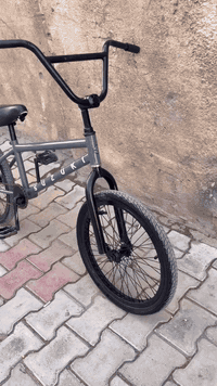 بايسكل بي ام اكس للبيع 
 
مابي اي شي تبدل بس مكينه وبلاديه نضيفه
عنوانه:بغداد الكماليه شارع الاصفر
السعر ١٥٠ وبي مجال 
رقم الجهاز:***********
