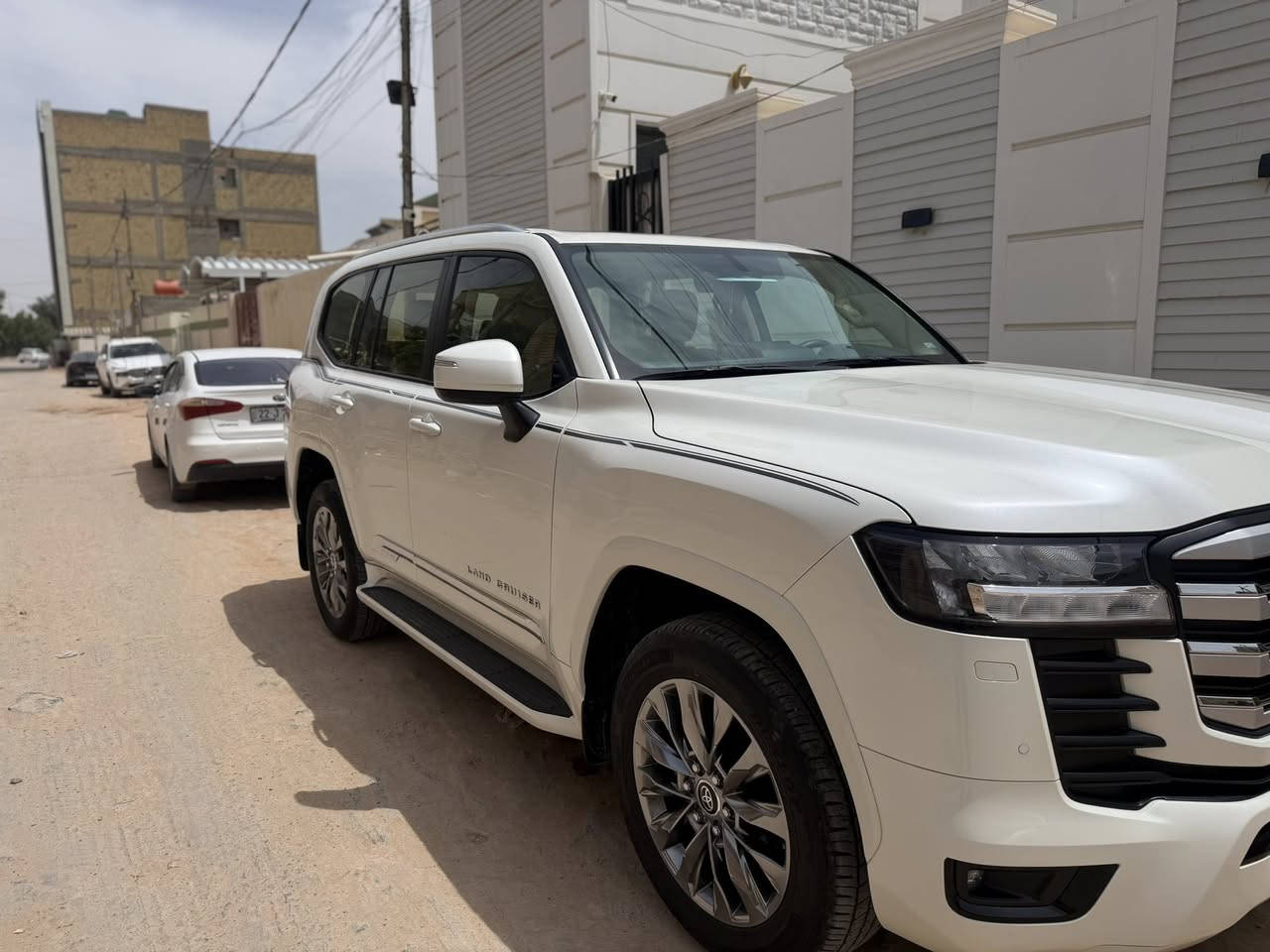 السلام عليكم لاندكروز 2025 ماشيه 13 الف GXR وكالة ساز مكفوله كفاله عامه السعر 710  للاستفسار  ***********
