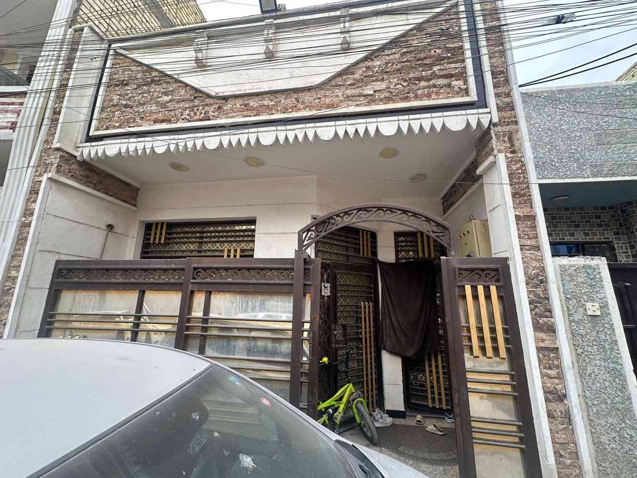 ***********/للبيع 75 متر زراعي طابو ملك صرف سند 25 حي البساتين شارع احمد الوائلي واجه 5 ونزال 15
مدخلين 
الطابق الاول طرمه+ مدخل + صاله+ حولي درج ومطبخ + منور + مجمع صحيات+ غرفة نوم 
الطابق الثاني غرفه صغيره للاطفال + مخزن + سطحين
بناء سنه 2021 بناء درجه اولى/
