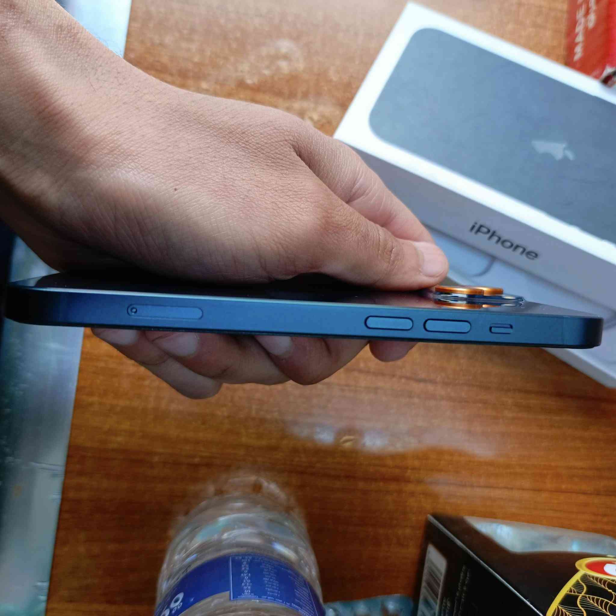 السلام عليكم
ايفون ١٣ للبيع 
ذاكره ١٢٨
نضافه عاليه جداً  اخو الجديد
بطاريه ١٠٠ مستبدل اصلي
ويا لاصق وكفر وكارتون 
السعر ٣٦٥ بي مجال بسيط
مكاني بغداد مدينة الصدر 
***********
