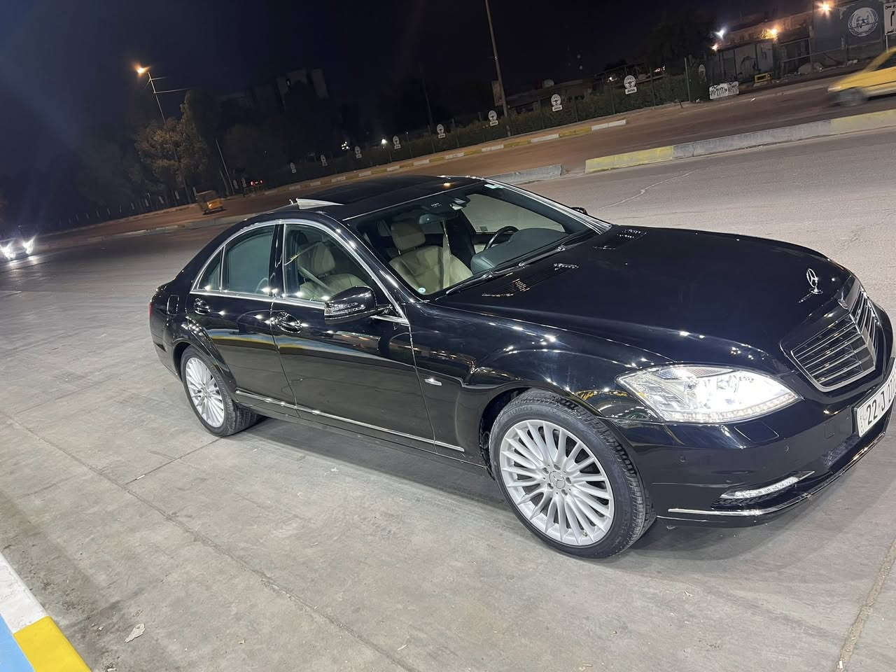 سلام عليكم 
سياره مارسدس موديل 2012
خليجي حجم 350 S 
كفاله عامه تخم تاير 
جكات صدر امامي و خلفي 
تبريد 2 قطع 
فتحه بصمه تحكمات 
فول مواصفات 1/1 
كير ومحرك كفاله 
6 سلندر رقم شمالي 
مكان السيارة بغداد البلديات 
استفسار على رقم ***********
السعر 245 وبيه مجال
