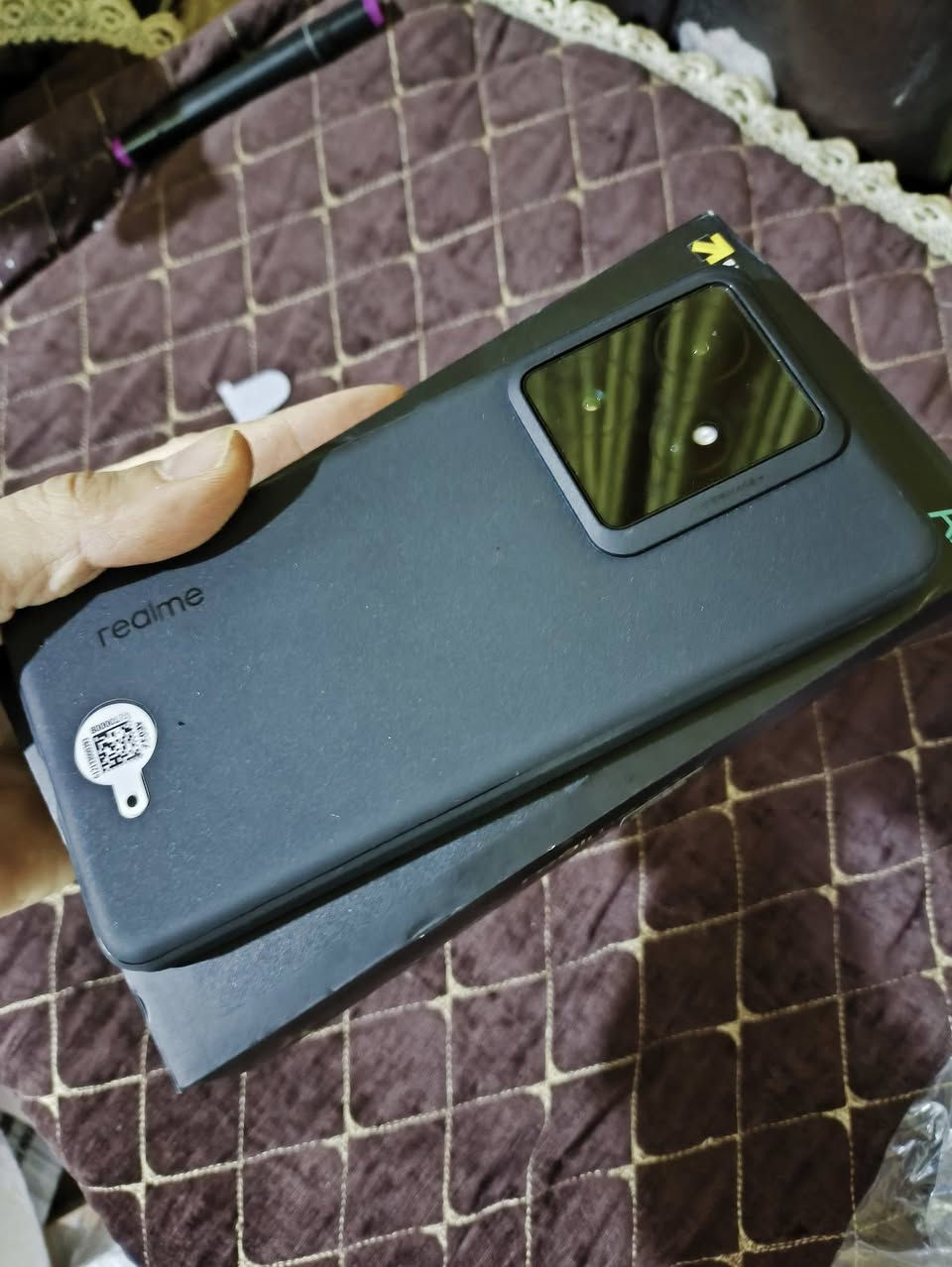 وحش الالعاب ريلمي GT 7 اخو الجديد فقط مفحوص السعر 550 وعندي توصيل وهاي مواصفاته 
ذاكره 512 و عشوائية 12+12 يدعم الذكاء الاصطناعي شاشته امولد 120 هيرتز ينطيك ببجي
المعالج اقوى معالج للالعاب + الشحن 120 واط

مواصفات هاتف Realme GT 7 الرئيسيةيأتي الهاتف كأحد أقوى الأجهزة المنافسة في فئته، وتتضمن مواصفاته الرسمية ما يلي:
الشاشة : شاشة ممتازة من نوع LTPO AMOLED بحجم 6.78 إنش، وبدقة 1.5K تدعم معدل تحديث 120Hz، وسطوع خارق يصل إلى 6000 شمعة.
المعالج : مزود بمعالج فئة الفون الممتازة MediaTek Dimensity 9400e بتكنولوجيا 4 نانومتر لتقديم أداء قوي في الألعاب والذكاء الاصطناعي.
البطارية والشحن : بطارية عملاقة بسعة 7000 مللي أمبير تدعم الشحن السريع الخارق بقوة 120 واط (Ultra Charge).
الكاميرا : كاميرا خلفية رئيسية بدقة 50 ميجابكسل بمستشعر Sony IMX906 مع مثبت بصري OIS، تتيح تصوير فيديو بدقة 4K وميزة Dolby Vision.
النظام والتبريد : يعمل بنظام Android 15، ويحتوي على نظام تبريد متطور بجزيئات الجرافين (IceSense) لتشتيت الحرارة أثناء الاستخدام المكثف.


**إذا كنت صاحب هذا الإعلان وتريد حذفه لأي سبب، رجاءا أرسل رسالة إلى الدعم الفني**