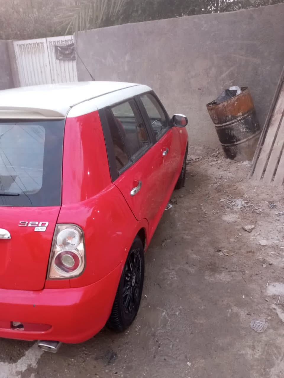 سلام عليكم
ليفان 320 موديل 2013 رقم بابل 
باب خلف السايق مبدله فقط لا صبغ ولا ضربه 
محرك كير كهربائيات كفاله 
سعر 35 وبيها مجال بسيط 
مكاني بابل 
رقم ***********
