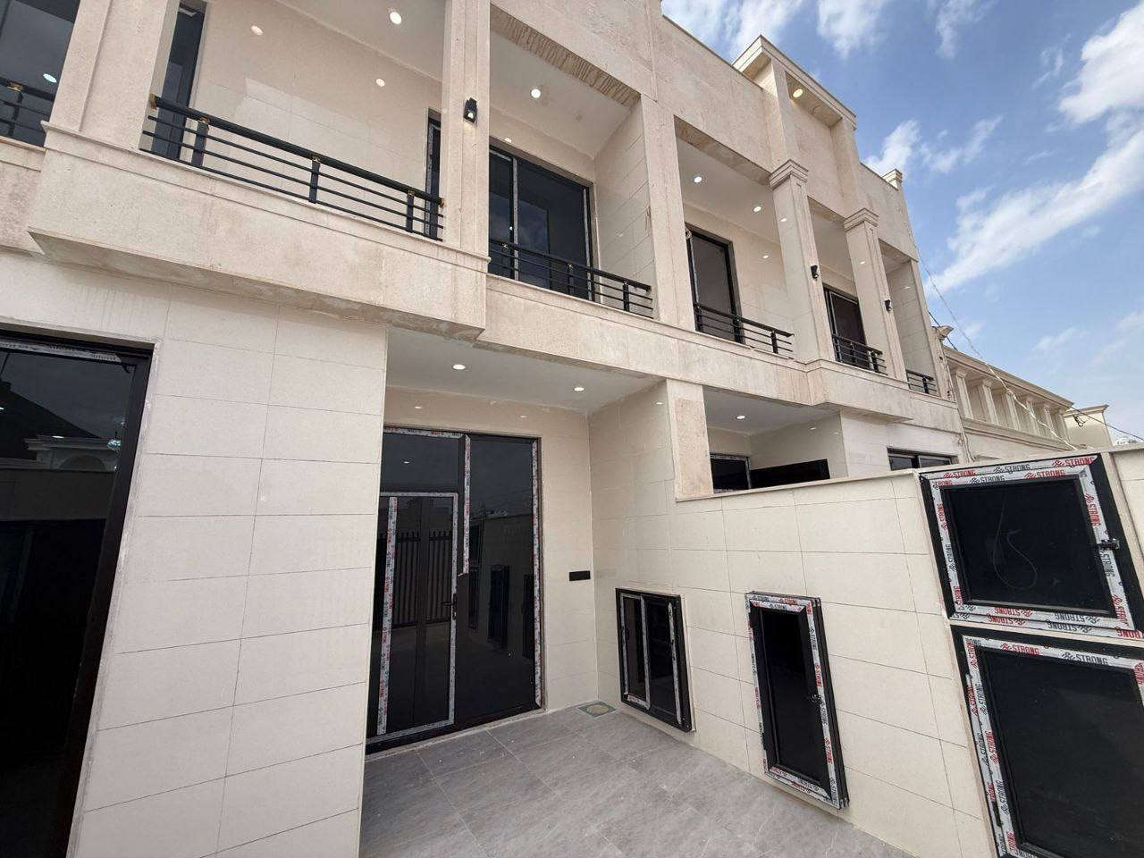 منزلين لبيع حي 8 حصاروك
سند طابو يتسجل بإسم اي عراقي
 قرب شارع كورنيش
➖مساحة 125M+125M طابقين 
يتكون⤵️
➖4غرف نوم 
➖استقبال-صاله-مطبخ-مجموعه صحيات-كراج

رقم الاتصال او واتساب
***********واتس
***********
