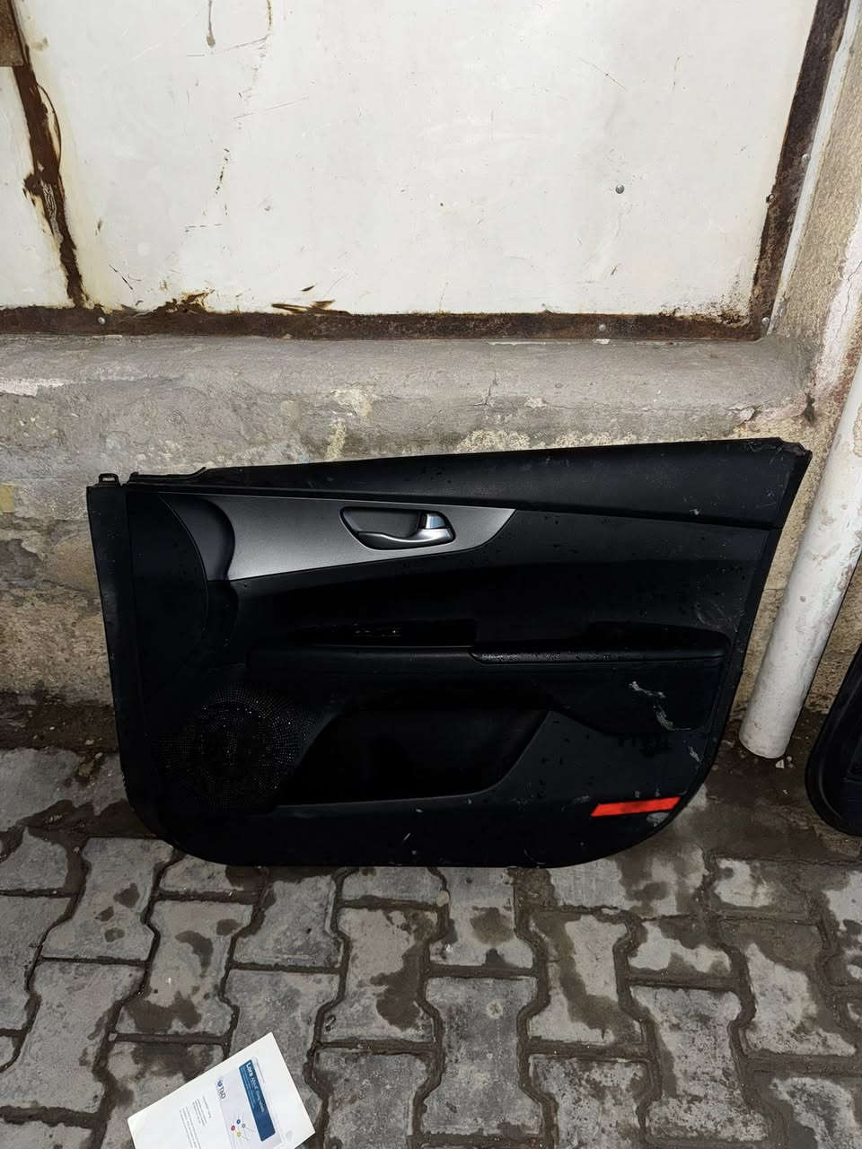 بطاين ابواب جهة اليمين اصليات مع دكمة التحكم واليدة الداخلية يشتغلن من موديل 2019 الى 2023
***********
