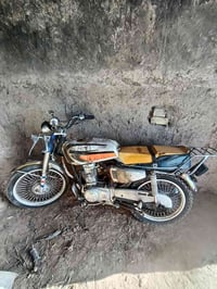 للبيع دراجه مسويه حادث بيها شاصي ومكينه جدد 07811413277