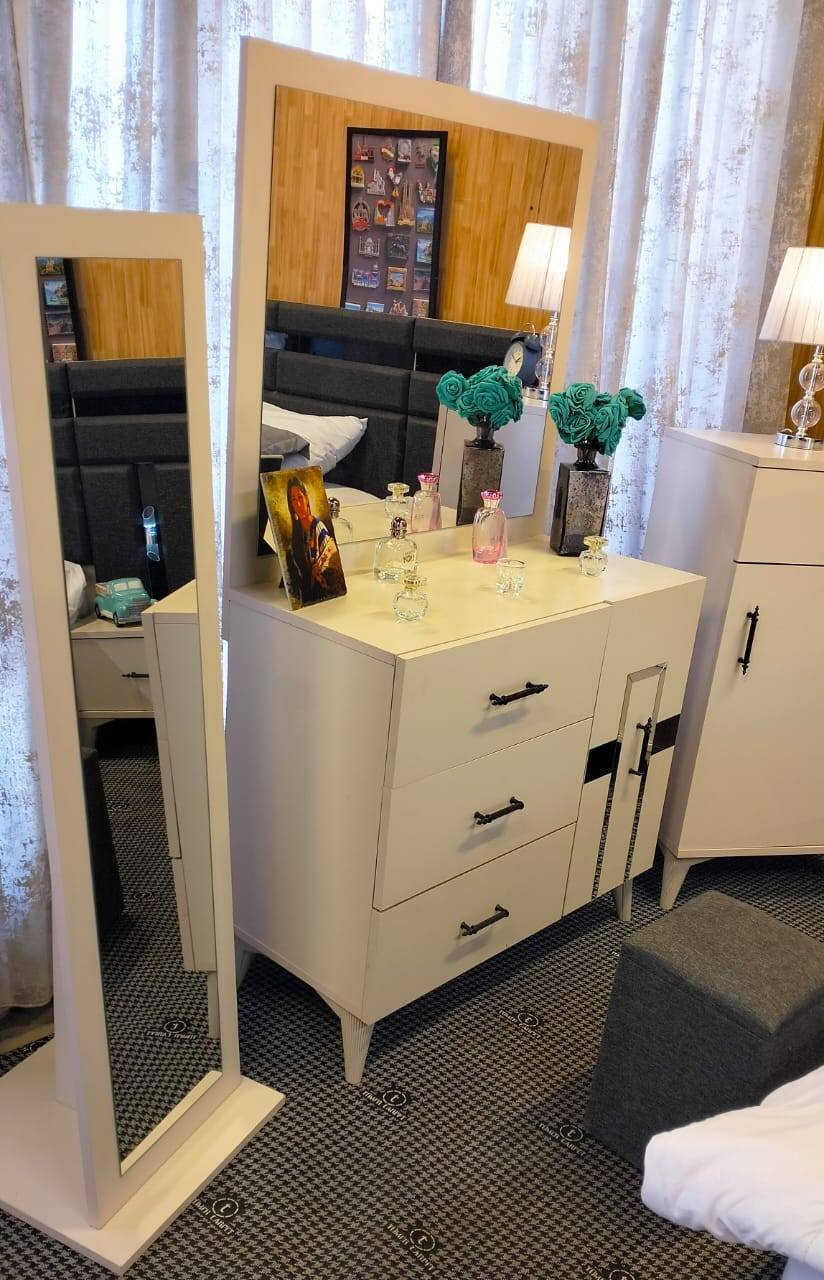 استفسار *********** مكان بغداد غرفة 10 قطع نضيفة 100/100 بيها انارة ومخزن بالسرير  8 ابواب  بيها كنتور اضافي
