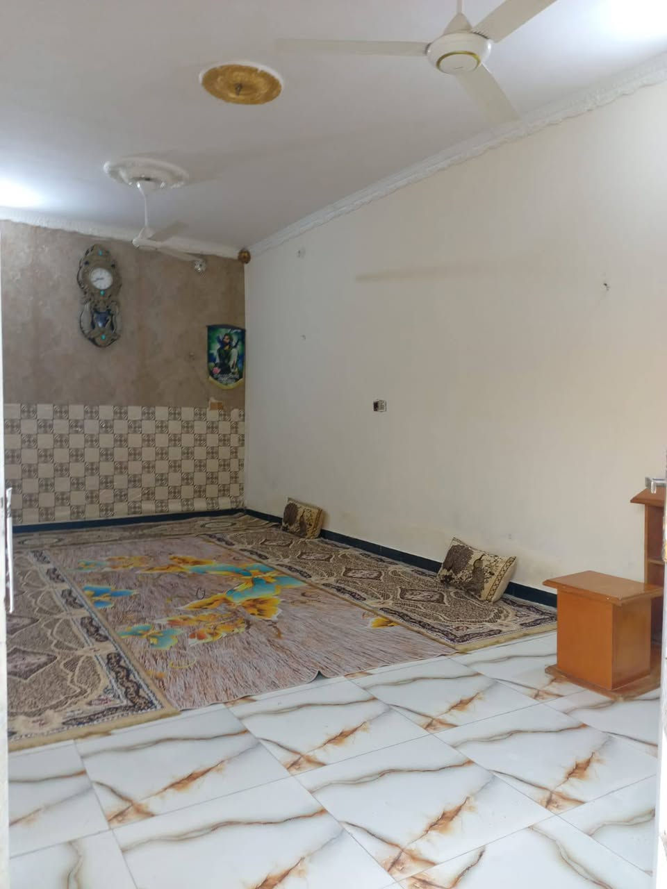 بيت زراعي للبيع طابقيبن الأول معزول عن الثاني صب كونكريت الطابق الأول استقبال وصاله وغرق نوم 2 حمامات داخلين وخارجيه.  مطبخ الطابق الثاني صاله وغرق نوم 2 ومطبخ وحمام ناصريه نهايت الاسكان الصناعي عمود 42  يبعد عن شارع الرئيسي طريق يا حسين 30م السعر 65 موبايل ***********
