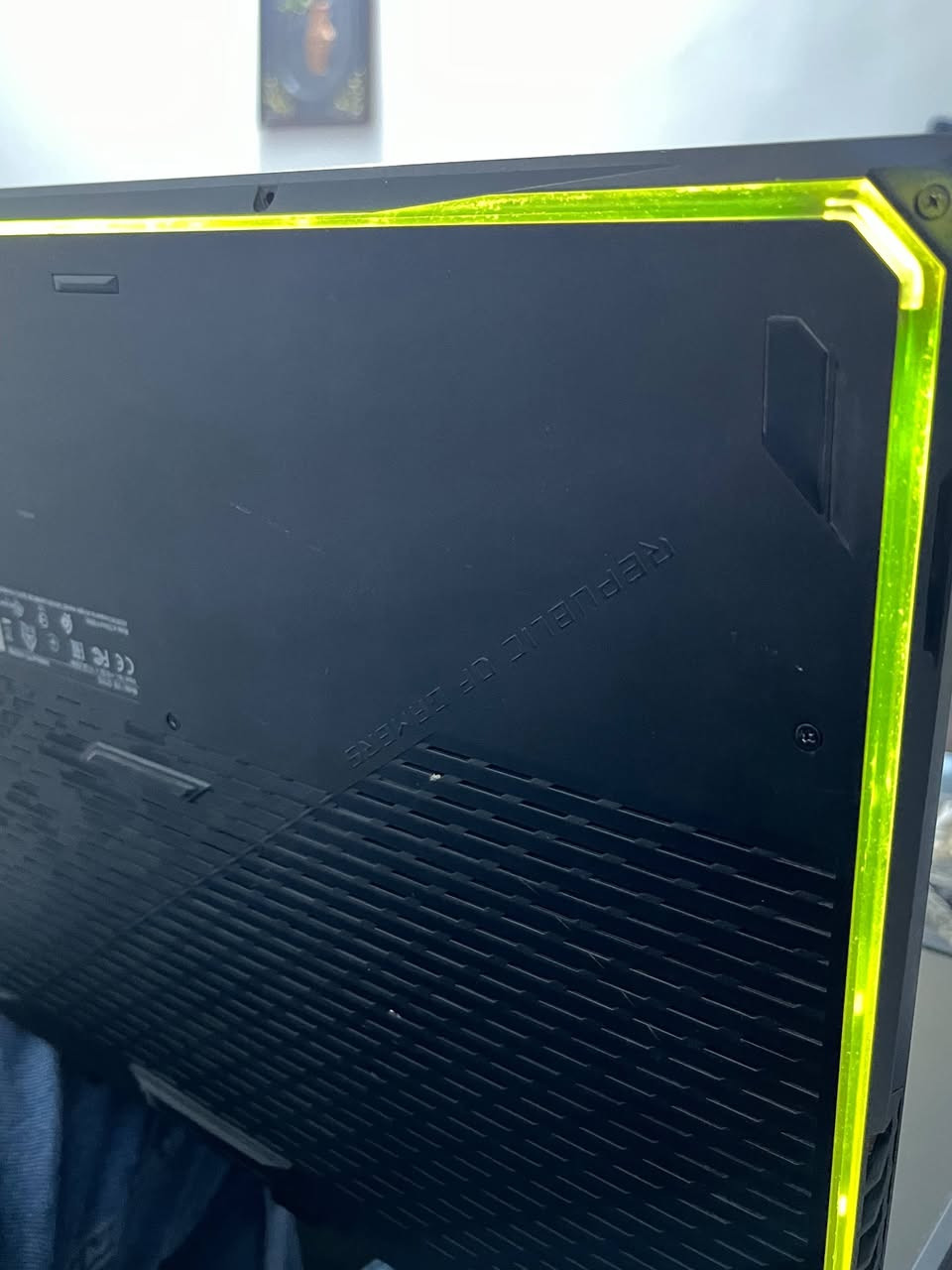 Asus ROG STRIX 
شاشة 17 انج
Core I7-9850H
RAM 16 GB
GPU GTX 1660 TI ( 6GB )
M.2 512 GB
فقط الكيبورد نصفه الأيمن الاضائة ال RGB خافته شوي
لكن كأزرار شغال طبيعي جداً 

رايده ب 800 الف
اذا يفيدك تواصل وياي ***********
عنواني البصرة
