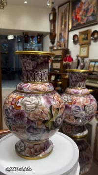 زوج فازات أنتيك فاخرة – تحفة فنية كلاسيكية 🦋✨  زوج فازات أنتيك مميز بز...