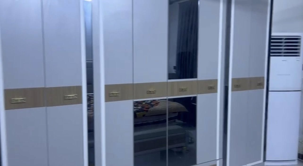 السلام عليكم غرفة اخشاب تركيه درجه اولى للبيع مستخدمه شهرين فقط متكونه من 9قطع الغرفه كلش حلوه  الي ياخذهه يترحملي. سعرها مليون و150 امانه ماخذها ب2600 الي يريدها يتواصل وياي ع رقمي ***********مكاني بغداد شعب
