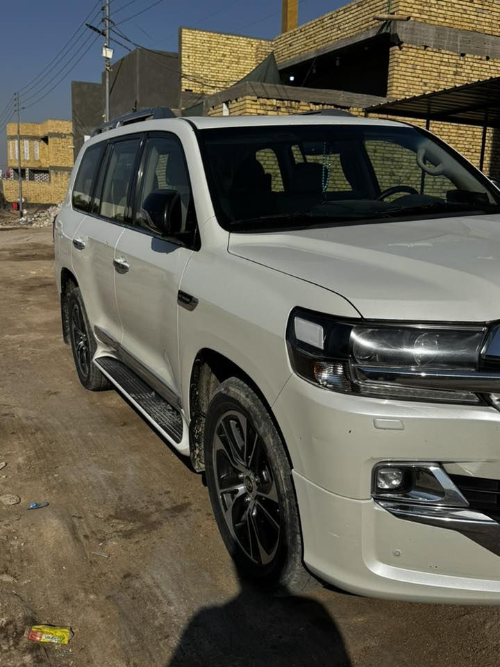 للبيع لاندكروز كراند تورنك 2020 رقم بصرة 8 سلندر 4600 مكفولة كفالة عامة ماشية 130 الف السعر 560 وبيها مجال. رقم الهاتف ***********
