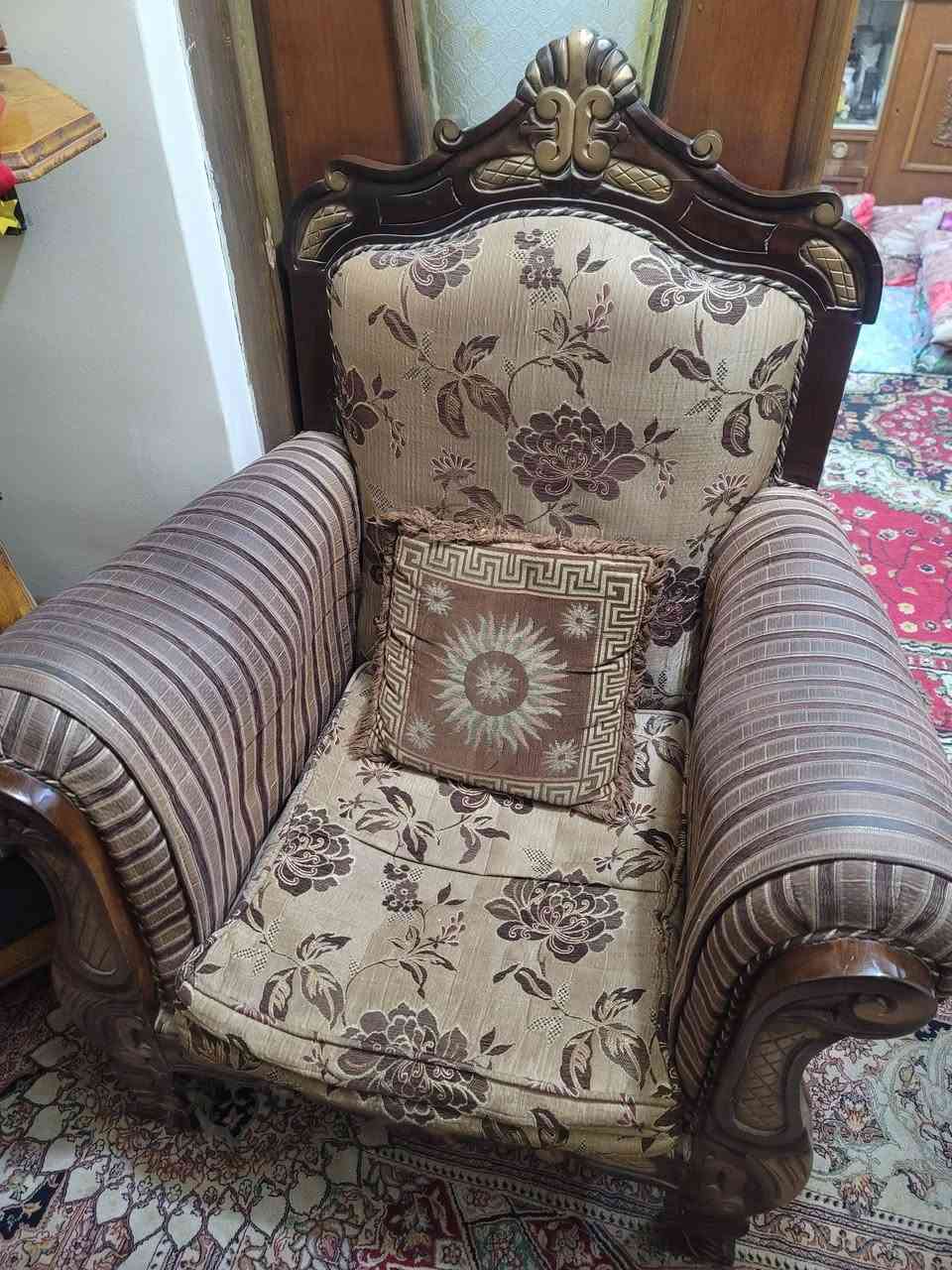 السلام عليكم 
عدي تخم قنفات 10 مقاعد مستعمل للبيع 
سعرة 750 الف وبي مجال 
رقم ***********
