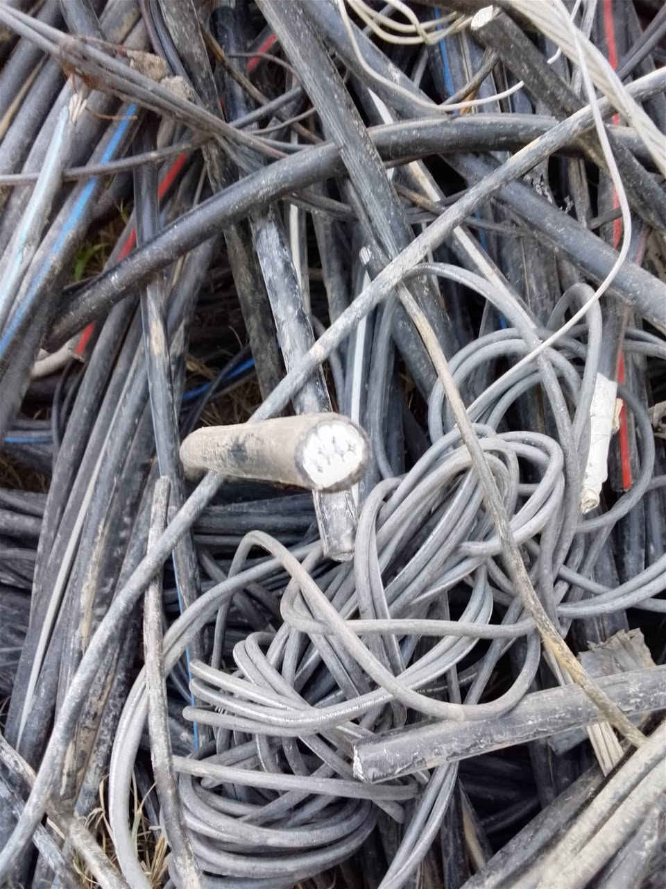 للبيع مطروح كمية تقريبا 2طن ونصف ***********
