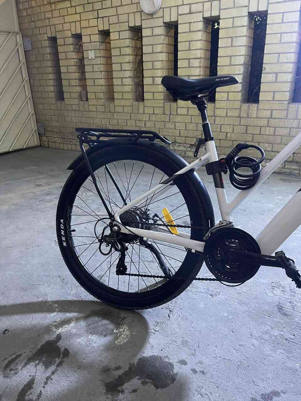 السلام عليكم  بايسكل شحن الماني الصنع اللشه المنيوم 100‎%‎ والبطارية ليثيوم 100‎%‎ ايضاً

بايسكل شغال وما بي اي نقص مكفول دبلات فتح وقفل دبل بالكشن سرعته توصل40 كم/ساعة ويمشي مسافة 20 كيلو تقريباً بالشحنه الوحدة نضيف وما مستعمل هواي البطارية دفن باللشه هي والوايرات كلهن حجمه27 فد شي راقي بريكات دسك لايت قوي ووياه الشاحنه والغراض كامله واذا يخلص شحن يفول تقريبا بساعتين فقط
عنواني بغداد الكرادة داخل
الرقم:***********
السعر:475 وبي مجال للطيبين
