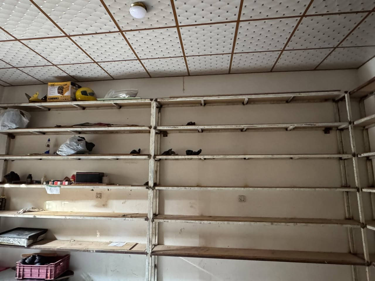 سلام عليكم رفوف محل للبيع 4قطع الارتفاع مترين و٧٠الطول مترين ونص
إرتفاع الخانه 40سم البصره الامن داخلي ***********
