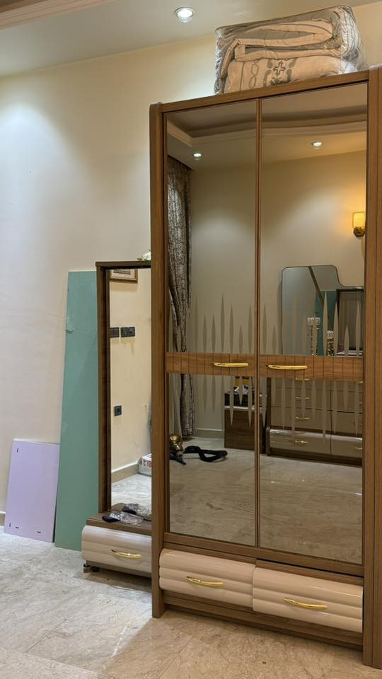 غرفة خشب تركي ثقيل للبيع متكونة من ١٠ قطع بحالة سليمة ومستعملة فترة قليلة جدا السعر مليون و ٢٠٠ - الموقع زيونة للتواصل اكتب علق ب رقم ١ او اتصل او على الرقم ***********
