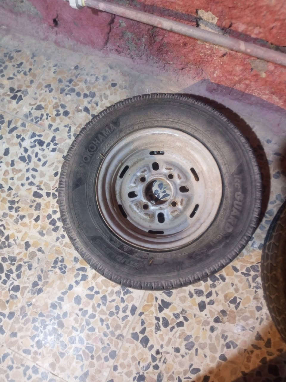 السلام عليكم
قمريه ستوته جاهزه 
اسبير خلفي وسبير أمامي 
اسبير خلفي لطش 
كير بوكس اللبيع الاستفسار على الرقم 
***********
