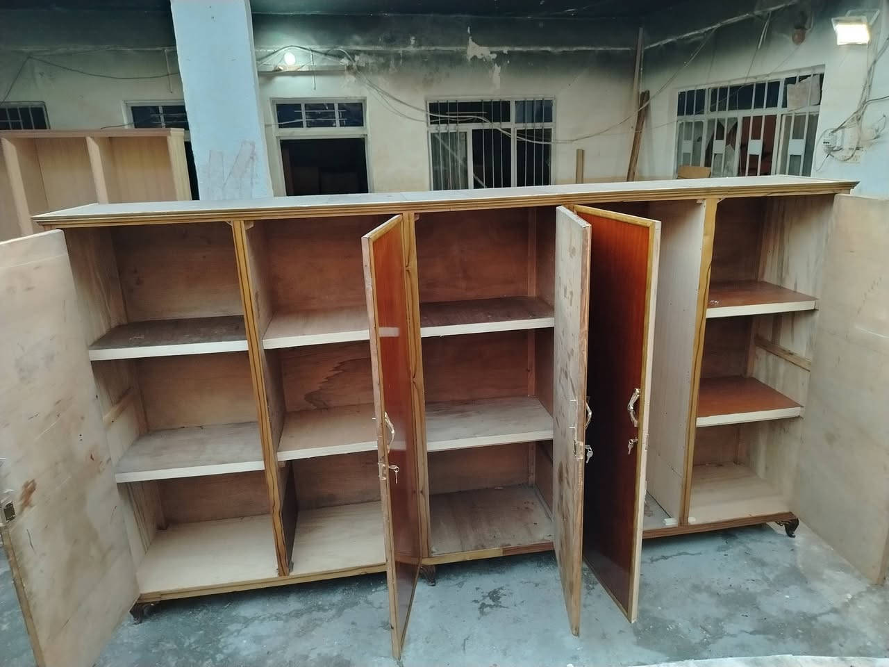 كنتور خمس أبواب مستعمل نضيف شغل ثقيل السعر 250الف للاستفسار*********** العنوان حسنكوي
