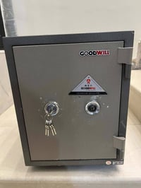 قاصة مستعملة نظيفة  ارتفاع 50 سم عرض 38 سم عمق 40  سم  السعر 135 موكلي...